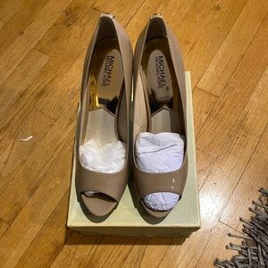 MICHAEL KORS NUDE PATENT LEATHER HEELS